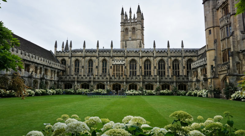 magdalen college students vote to remove portrait of Queen Elizabeth II